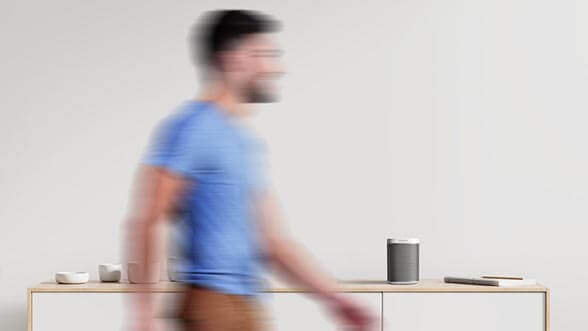 Музыкальное сопровождение человека по дому